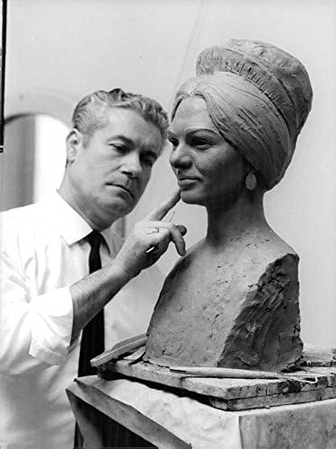 תצלום וינטג 'של אדריכל עושה פסל של המלכה קונונג ג'ין