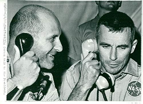 תצלום וינטג 'של תומאס סטפורד ויוג'ין סרנן במהלך שיחות טלפון עם הנשיא ג'ונסון שברך את שני האסטרונאוטים