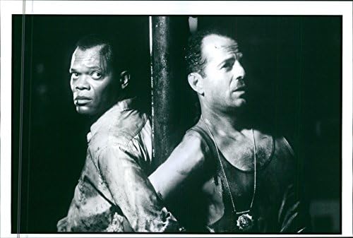 תצלום וינטג 'של סמואל ל. ג'קסון וברוס וויליס קשורים זה לזה באחת הסצינות מהסרט ב -1995, Die Hard עם נקמה.